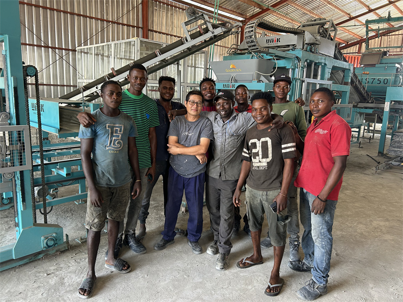 دستگاه قالب گیری بلوک بتنی برای فروش در نیجریه: ماشین آلات UNIK متمایز است